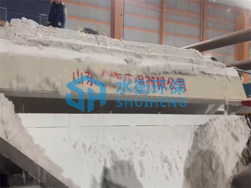 江苏省大型带式真空过滤机安装完毕